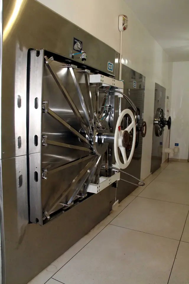 Porta circular de aço inox de uma câmara de esterilização da Oximed, aberta