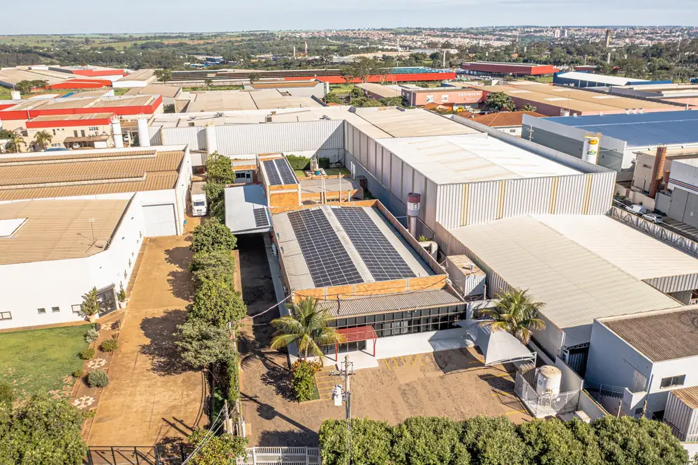 Vista aérea da planta da Oximed no Distrito Industrial de São José do Rio Preto, com painéis solares no telhado