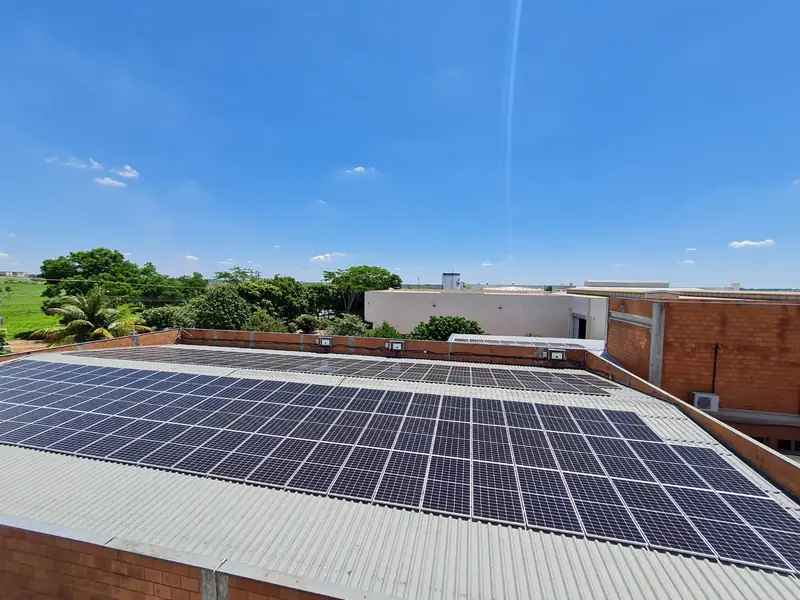 Painéis solares sobre o telhado de um galpão da Oximed